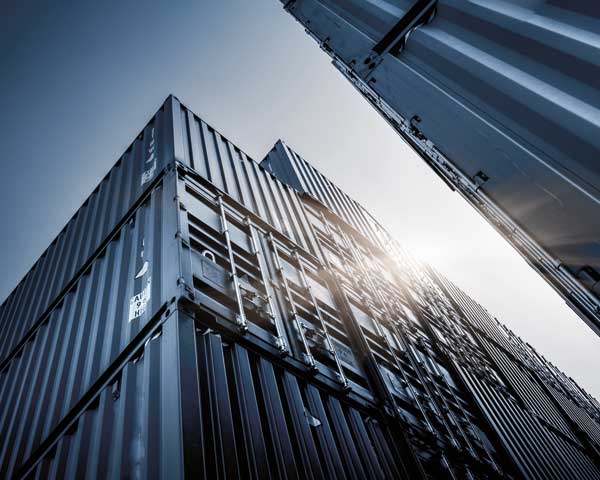 Containerstapel in der Logistik zur Lagerung und zum Transport von Gefahrgut