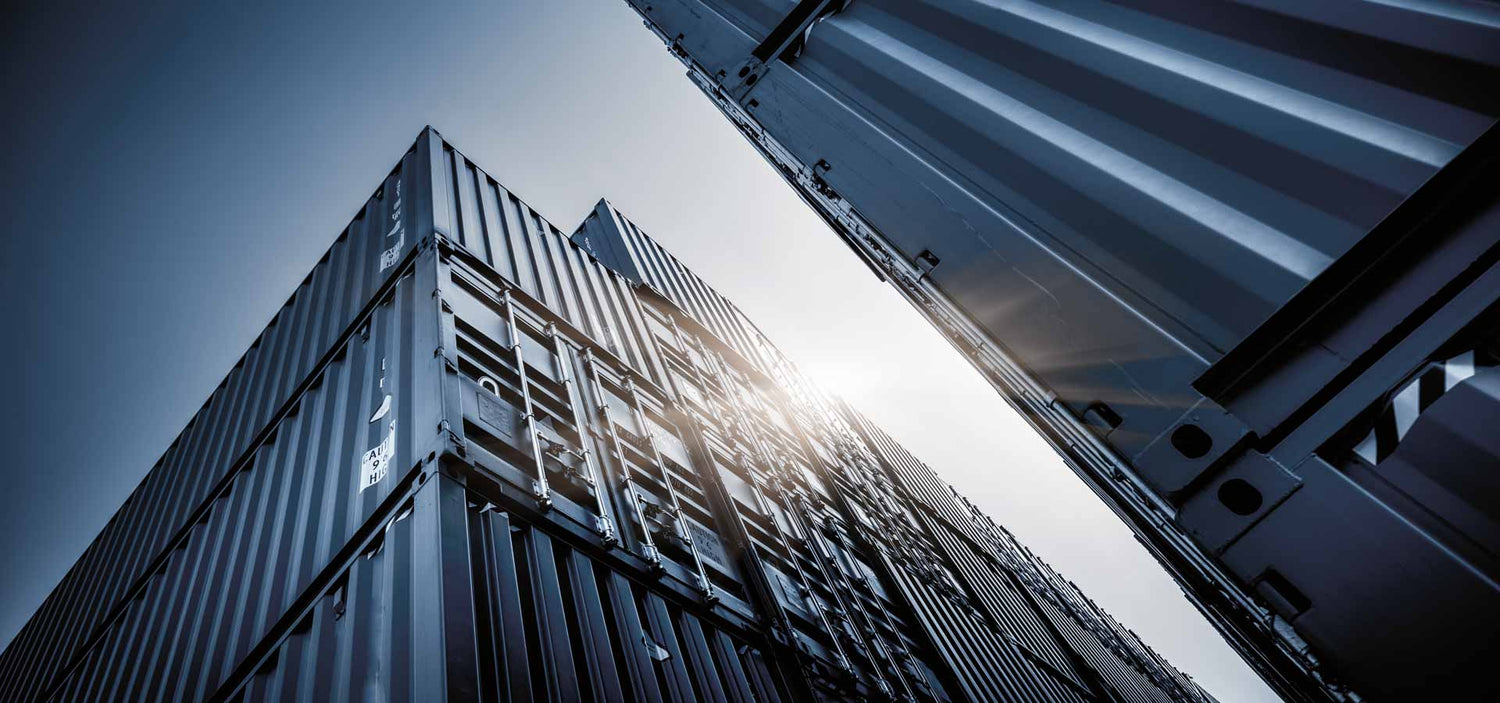 Containerstapel in der Logistik zur Lagerung und zum Transport von Gefahrgut