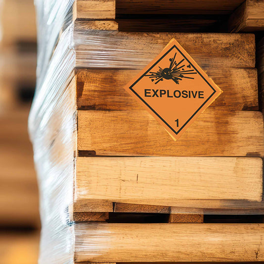 Gefahrgutkennzeichnung auf verpackten Paletten mit Gefahrgutaufklebern verschiedener Klassen